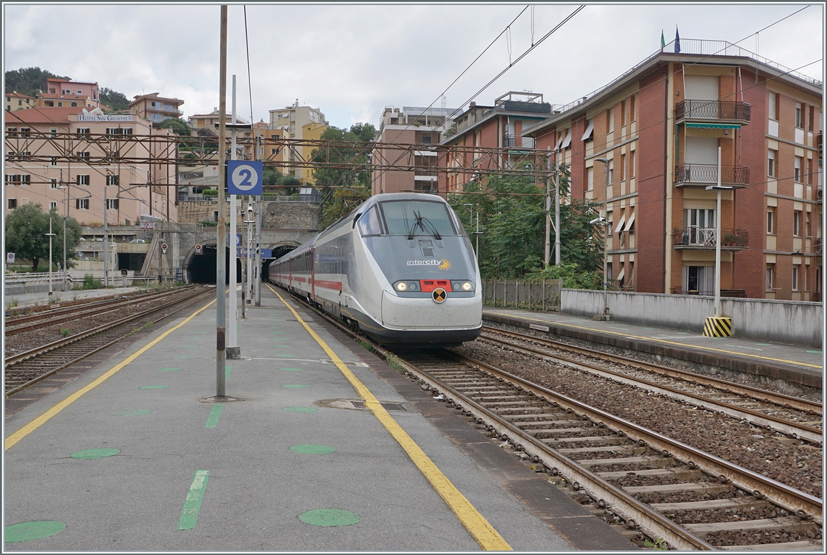 The FS Trenialtia IC 633 is arriving at the Finale Ligure Station. This service is on the way from Milano to Ventimiglia. 

17.06.2024