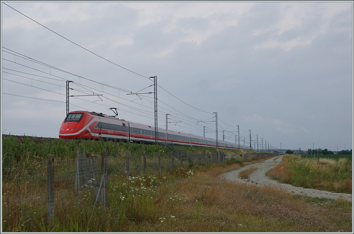 The FS Treniatlia ETR 500 050 as Frecciarossa FR 9587 from Torino (from 10:00) to Reggio di Calabria Centrale (at 21:14) on the high-speed route near Livorno Ferraris.

June 15, 2024