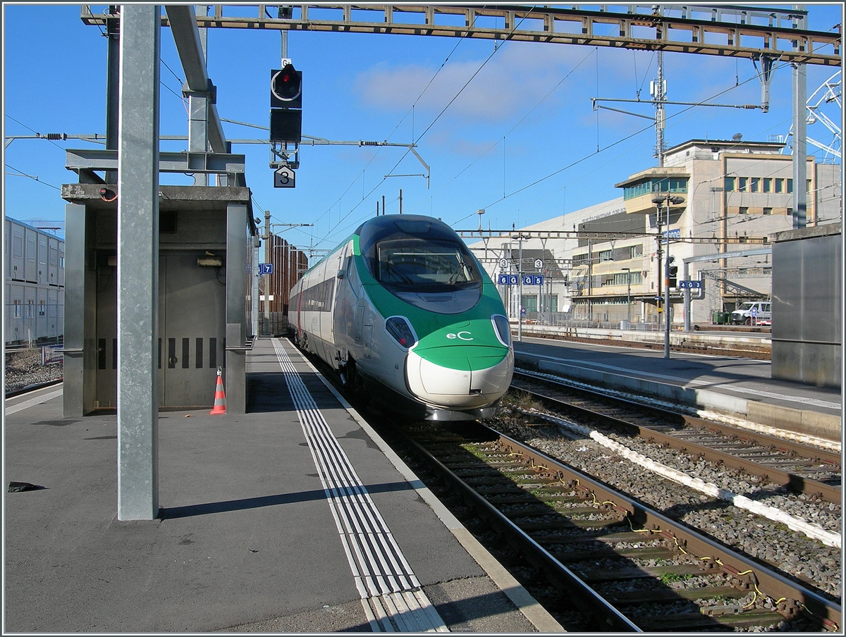 The FS Trentalia ETR 610 004 (UIC 93 85 5 610 404-1 CH-TI) in the new Trenitalia eC livery leaves Lausanne towards Genève as EC 40. The first encounter with the  new  ETR 610 was interesting and there will certainly be more pictures in better conditions, but it was also an incentive to capture the  old  color scheme as often as possible. 

December 16, 2024