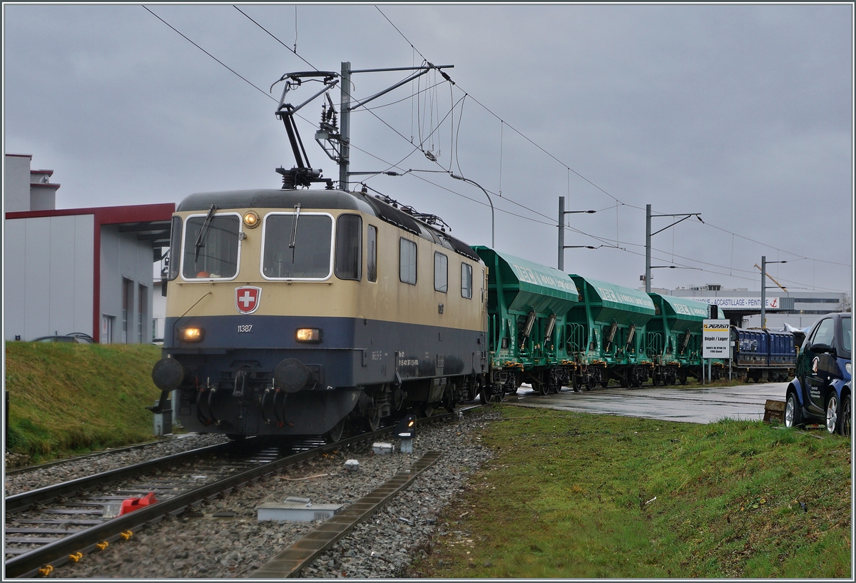 The IRSI  Rheingold  Re 4/4 II 11387 (Re 421 387) with its gravel train is somming back to the Gland Station.

Feb 22, 2024