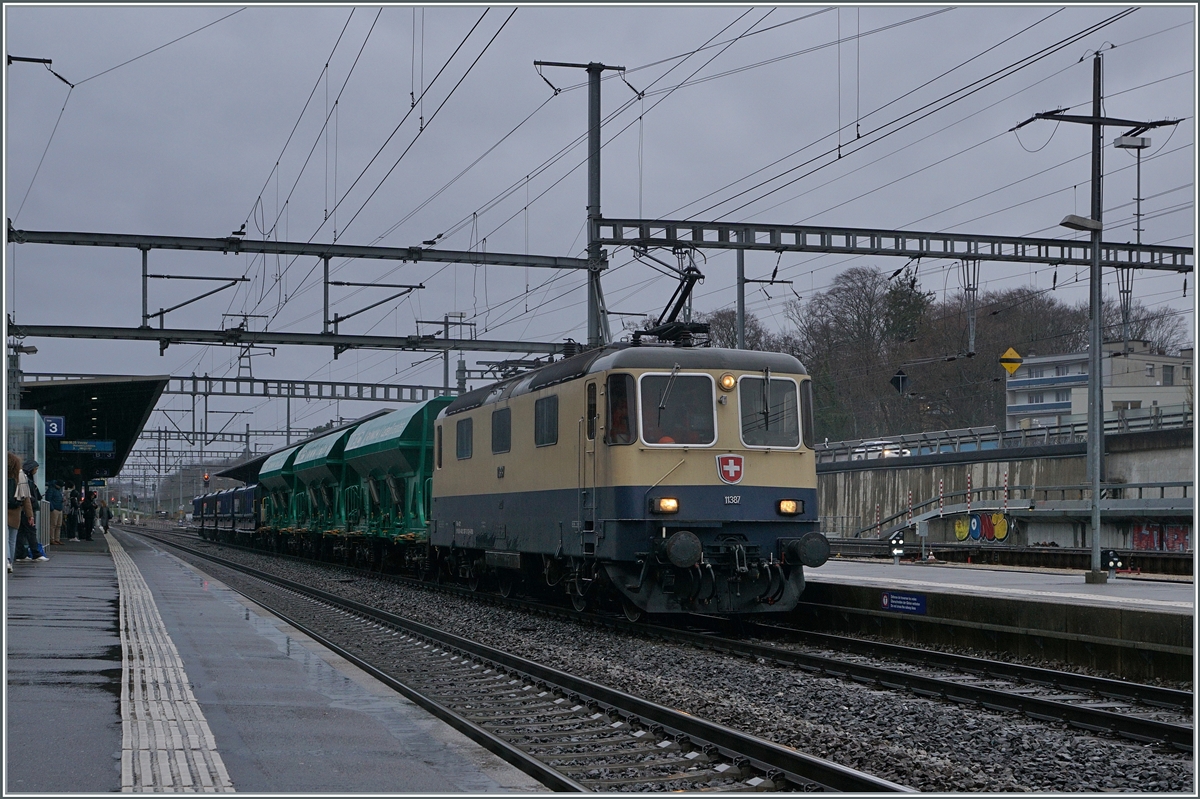 The IRSI  Rheingold  Re 4/4 II 11387 (Re 421 387) arrived in Morges with its gravel train. 

Feb 22, 2024