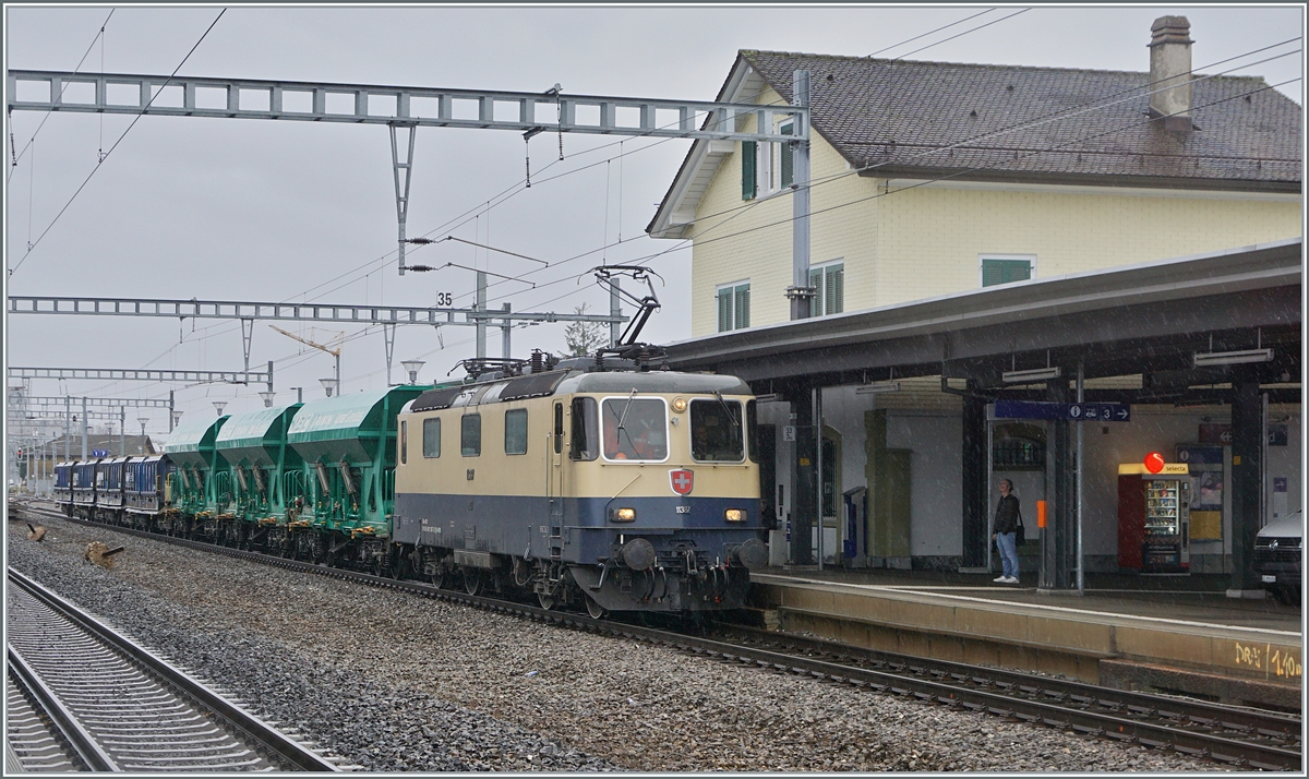 The IRSI/IGE  Rheingold  Re 4/4 II 11387 (Re 421 387-2) in the service of BAM MBC has left the gravel works and is now in Gland on platform 1 ready for its departure to Morges.

Feb 22, 2024