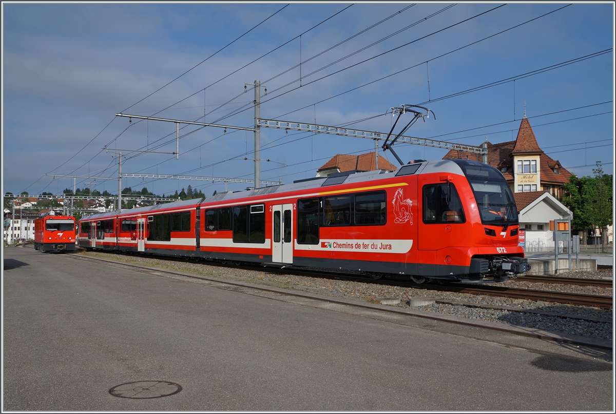 The new CJ ABe 4/12 672 (Be 2/4 - B - Be 2/4 672) is on test drive. The train has reached Le Noirmont, where it turns around for the return journey. 

June 26, 2024