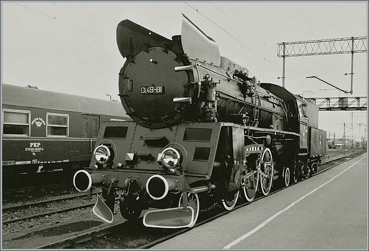 The Ol 49-81 brought the passenger train from Wolsztyn (from 3:44 p.m.) to Poznan Gl. (at 5.45 p.m.) and now steams to the BW. 

(Scanned photo) August 28, 1994