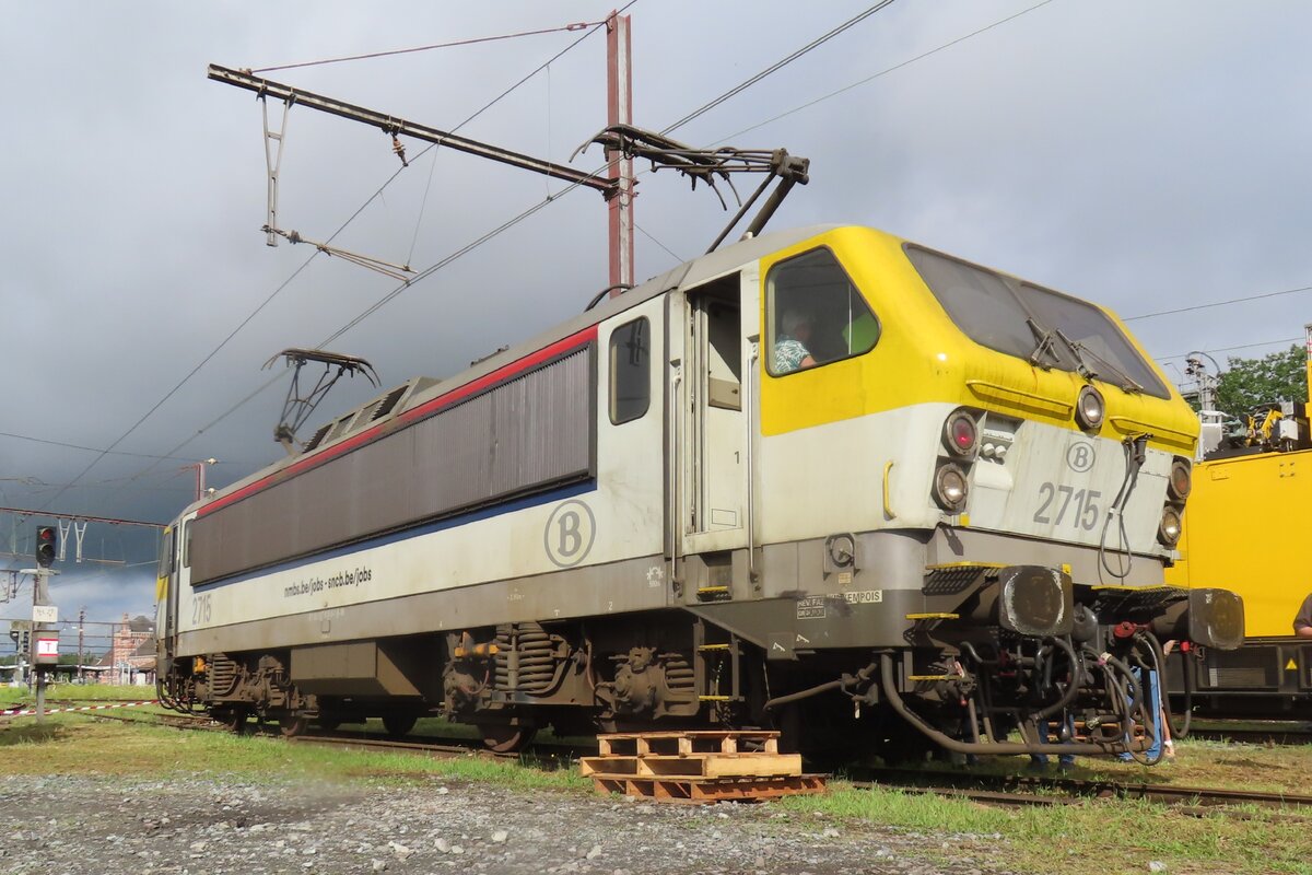 The only HLE27 to receive the actual NMBS colours is 2715, painted by volunteers of the PFT-TSP. On 17 August 2024 the loco naturally guards the Retrotrain museum at Saint-Ghislain. 