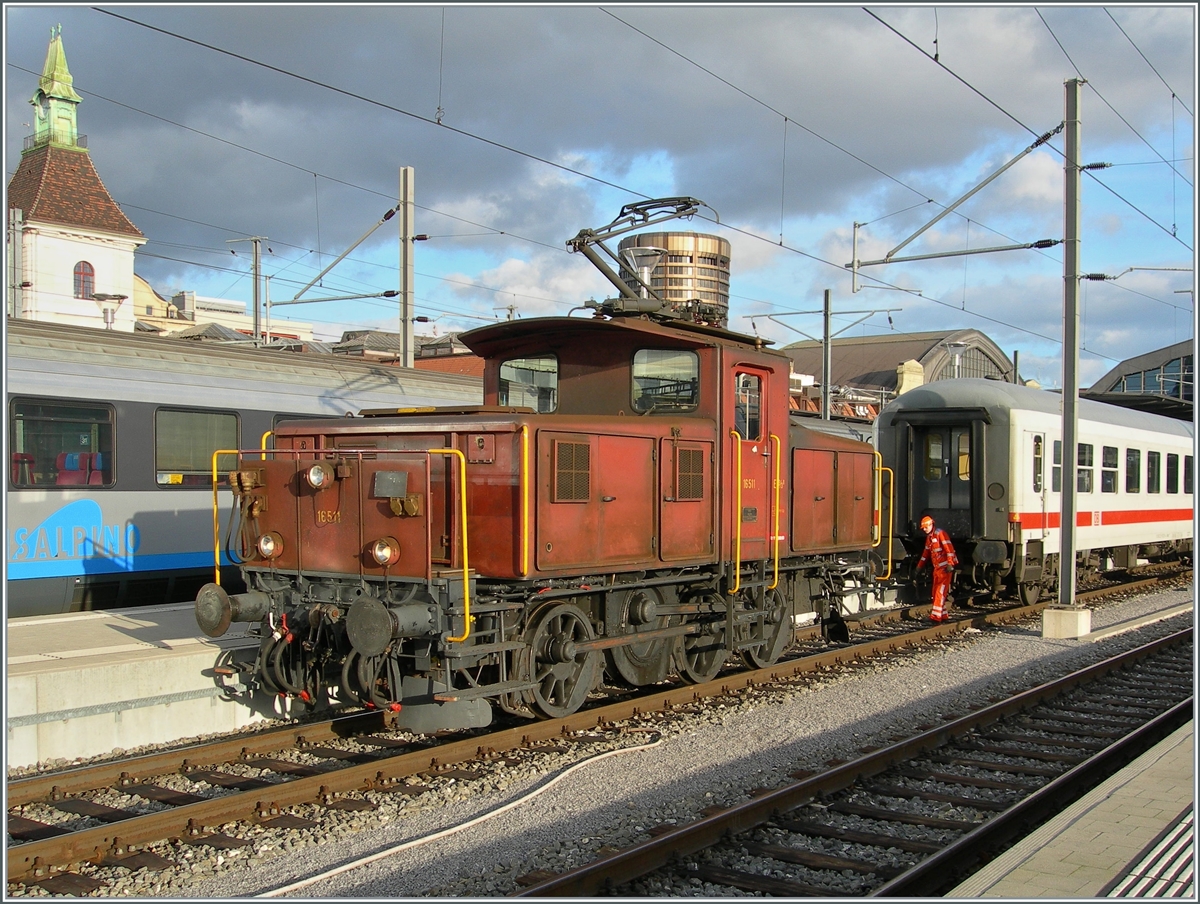 The SBB Ee 3/3 II 16511 (ex SNCF C20151), which has been in use for several years, takes care of a DB IC car (smoking car) that the EC 101 Hamburg - Koblenz - Chur leaves behind in Basel SBB.

January 21, 2007