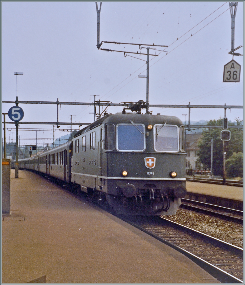 The SBB Re 4/4 II 11346 with the Fast-Train Service 732 from Zürich Airport to Olten in Dietikon. 

Analog picutre / 25.07.1984 