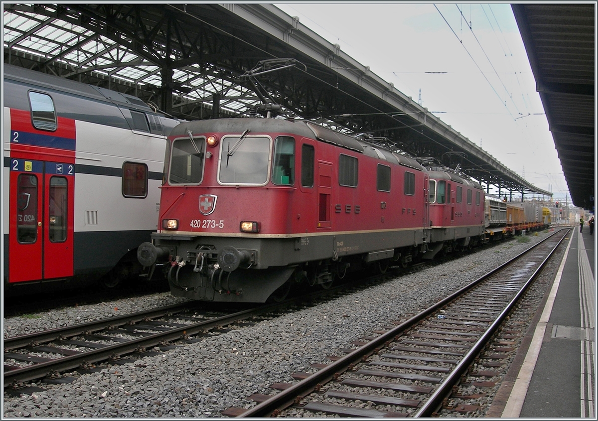 The SBB Re 4/4 II 11273 (Re 420 273-5) and Re 4/4 II 11269 (Re 420 269-3) in multiple control are waiting for the overhaul with their freight train in Lausanne before continuing their journey towards Villeneuve. Dec 2, 2024