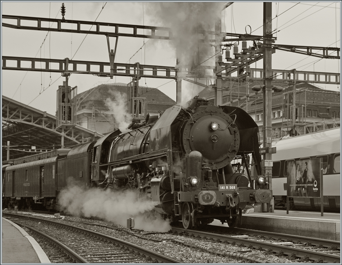 The SNCF 141 R 568 leaves Lausanne station with the popular steam train  Train Casse .

Oct 26, 2024