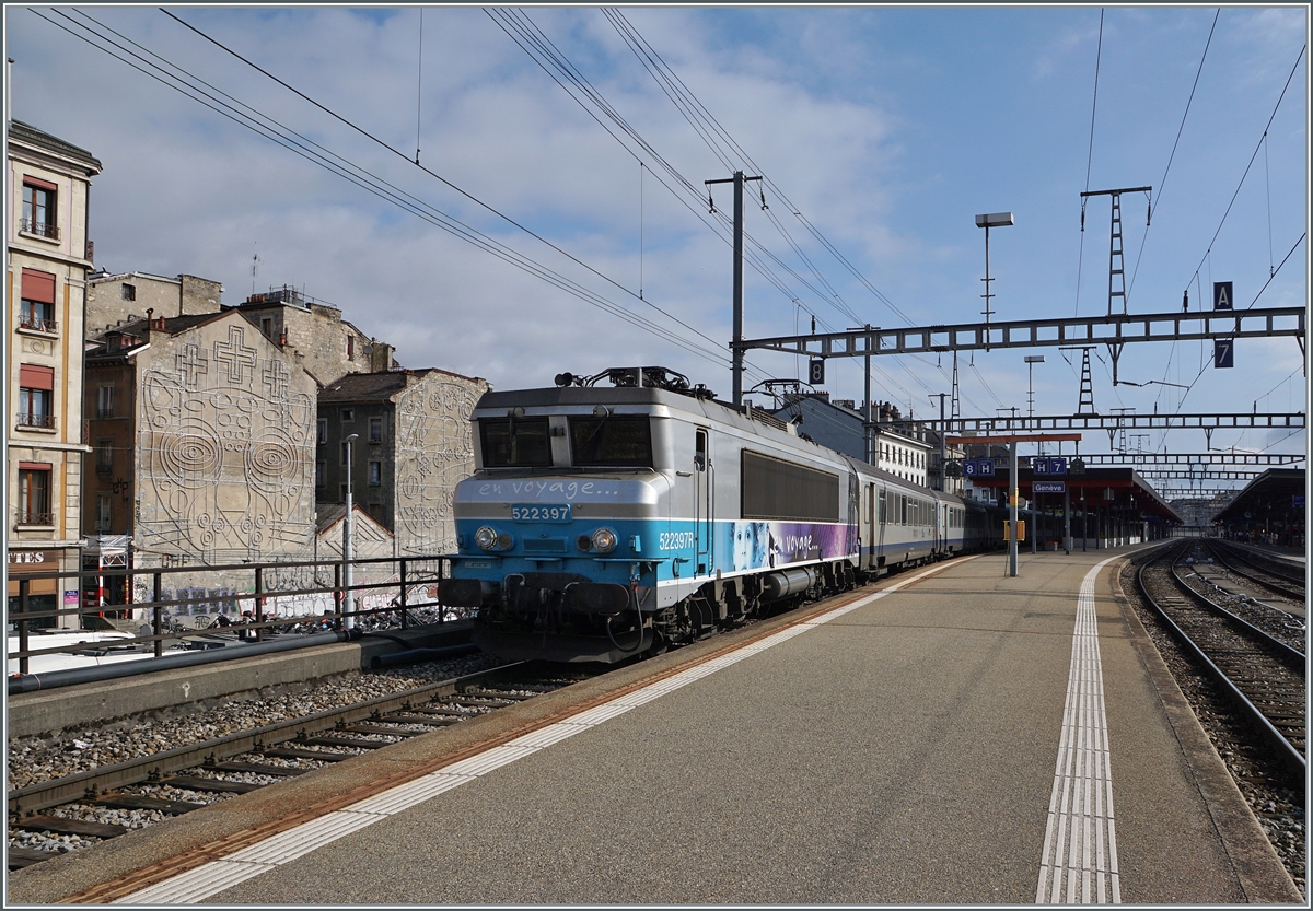 The SNCF BB 22397 leaves Geneva with its TER 96634 to Grenoble. The use of the once widespread  nez cassé  is declining sharply, so in Geneva I only found this pair of trains from the TER Grenoble-Genève-Grenoble (96605/96634), which runs with a BB 22200. August 20, 2024