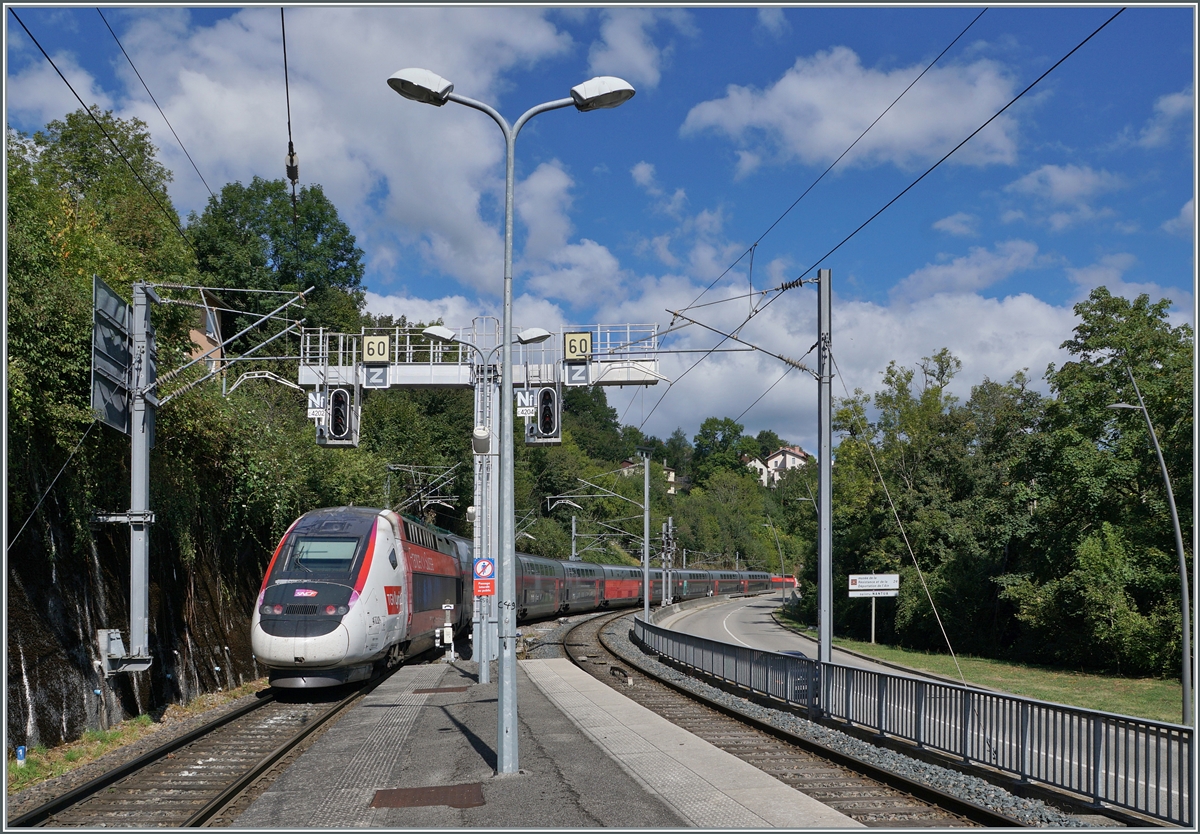 The TGV Lyria 9768 from Lausanne (09:45) to Paris (13:42) is leaving the Bellegarde-sur-Valserine station. This day the SNCF Rame 4722 is making this service.
In 28 minutes this TGV will runs over the very spectaculaire  269 meter long Cize-Bolozon Viaduct!

26.08.2024