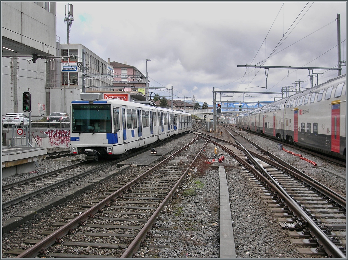 The TL Be 4/6 558 217-6 and 558 220-3 leave Renens VD as m1 (TSOL) towards Lausanne Flon. 

January 28, 2025