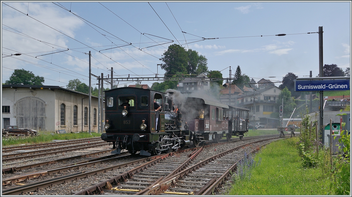 The traditional Gotthelf Market takes place in Sumiswald, and for this market, the Emmental Railway runs several steam trains on the Sumiswald Grünen - Wasen i.E. line. The photo shows the E 3/3 853 of the Dampfbahn Bern association entering Sumiswald Grünen. The steam locomotive was built in Winterthur in 1890 under the factory number 629 and delivered to the J-S (Jura Simplon Railway) as the F3 853. At the SBB, the E 3/3 series shunting locomotives with the running numbers 851 - 853 were assigned to Group 82 and given the numbers 8571 - 8576. In 1911, the E 3/3 853 locomotive received a new boiler and was sold to the RVT, where it remained in service until 1928, when it was used as an  industrial shunting locomotive  by Von Roll in Gerlafingen and Klus. When diesel locomotives made the steam locomotive obsolete, the Düby Foundation saved it from scrap by handing it over to the DBB (German Railways). After its overhaul in 1983, it entered service on the Sensetalbahn, among other routes. After another overhaul in 2021, the DBB E 3/3 853 was used primarily on the Emmentalbahn line from Sumiswald-Grünen to Wasen i.E. Today, the E 3/3 853 bears the UIC number 90 85 0008 573-7. June 14, 2025