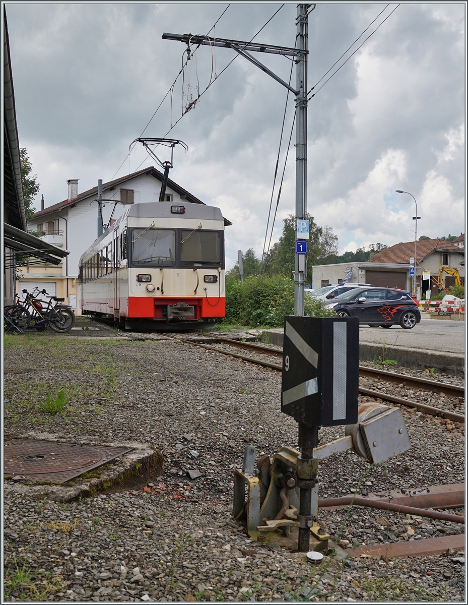 The transN (ex cmn) BDe 4/4 N° 6 is waiting for its next mission in Les Ponts de Martel.

June 27, 2024