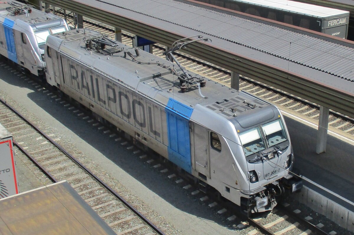 Top shot on passing RailPool 187 308 at Kufstein on 18 May 2018.