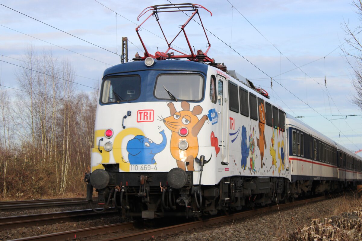 TRI 110 459 plus RE7 to Hamm Pbf passes solo the photographer at the Dellweger Strasse in Oberhausen on 21 February 2025. This site will be equipped with sound barriers, spoiling the photo spot, but givinmg the residents some ease and rest. 