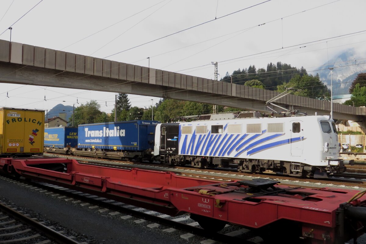 Trick shot on banking Lokomotion 139 213 at Kufstein on 22 September 2021 -in the forefront is the container train that blocked the view -but for one empty wagon.