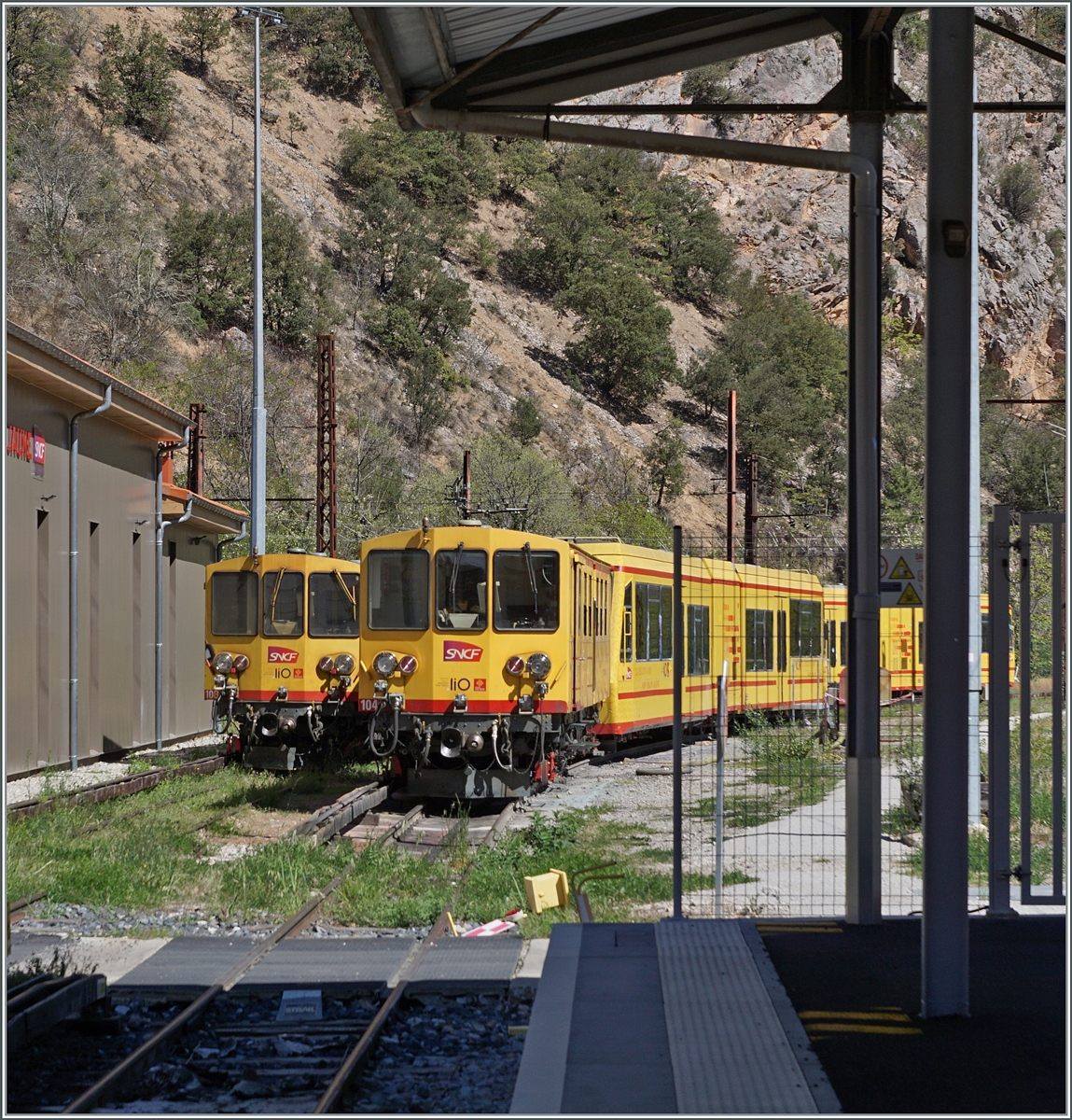 Unfortunately, traffic on the Ligne de Cerdagne route was stopped during our visit due to construction work, so that only a few pictures were taken in Villefranche - Vernet-les-Bains, such as the two SNCF railcars.

April 19, 2024