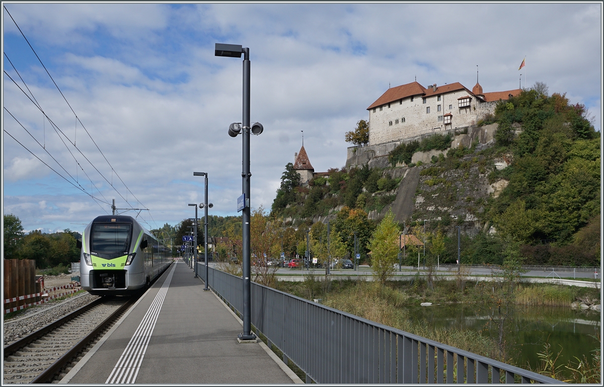 Until the work on the eastern bank of the Sense is completed, this motif of the outgoing BLS MIKA RABe 528 119 as S2 15247 with Laupen Castle as the background from the platform will have to suffice; later the path along the Sense will certainly allow for much more impressive images.

October 5, 2024
