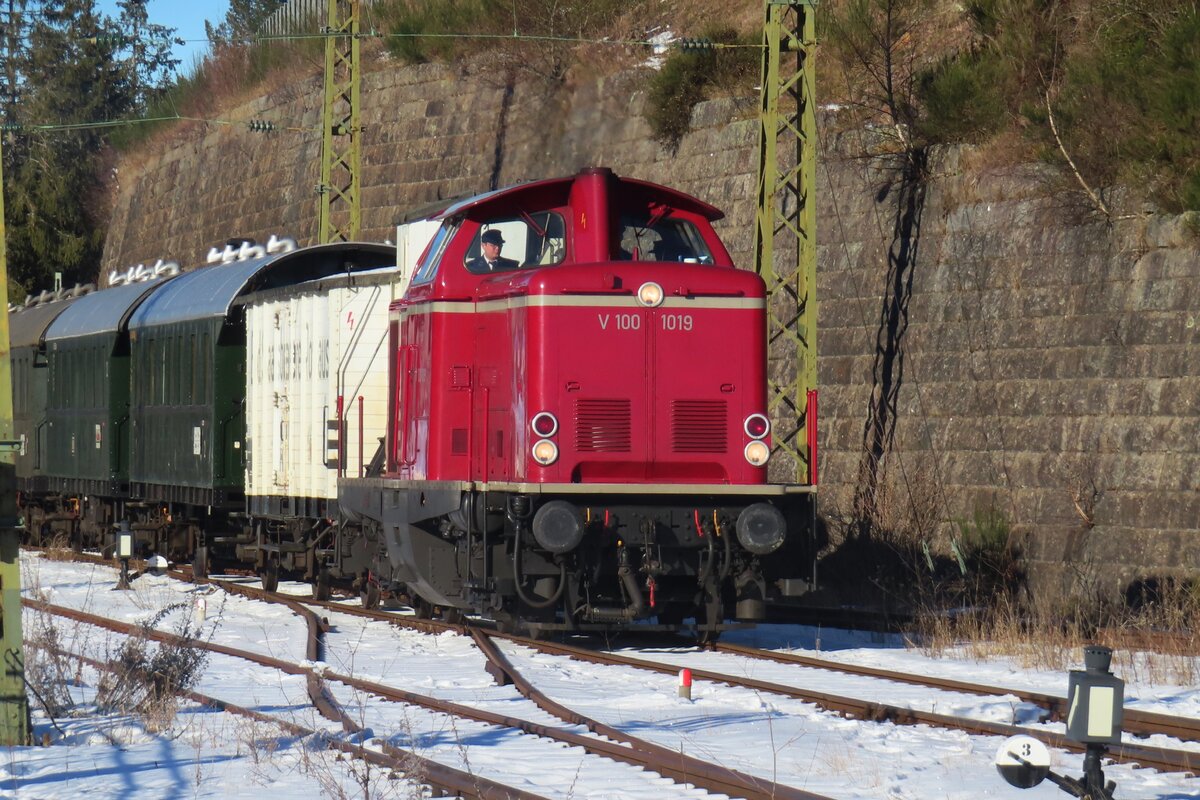 V 100 1019 hauls an extra train from Titisee into Seebrugg on 30 December 2024.