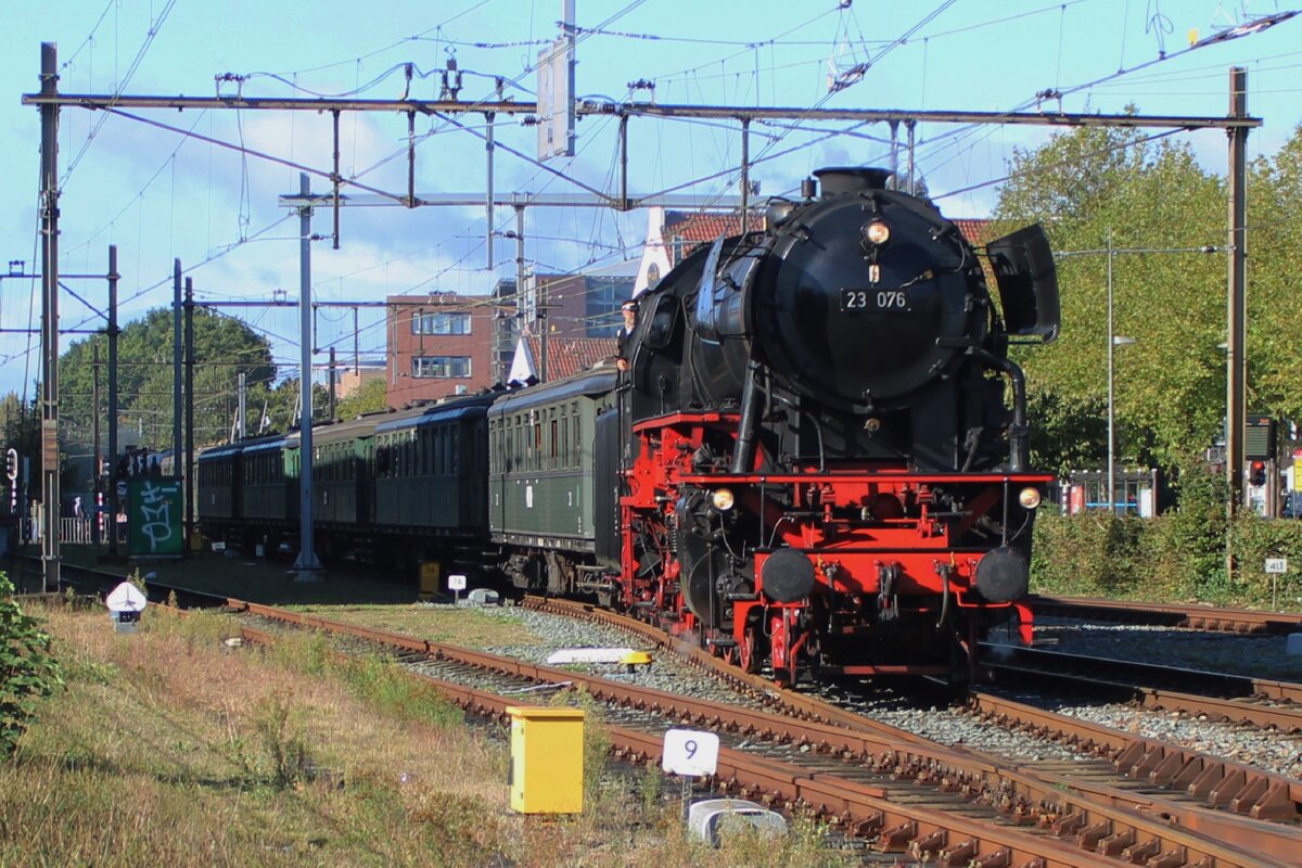 VSM's  23 076 enters Oss with a steam shuttle to Nijmegen from 's-Hertogenbosch on 28 September 2024. Hobbyist organisation Het Stoomgenootschap tries to organise each year a day of steam shuttles between their home town 's-Hertogenbosch and another city. For 2024 Nijmegen was chosen and four steam shuttles were planned for Saturday 28 September 2024. Sadly, due to several circumstances, one had to be cancelled due to suffering del;ays between 60 minutes an two hours!
The first steam shuttle from 's-Hertogenbosch was planned to run thourgh Oss toward Nijmegen, but was literally sidelined instead, adding to the delay, but giving photographers at Oss some more opportunities to take pictures. Here, VSM's  23 076 enters Oss with the first steam shuttle of the day to get sidelined in order to let the massively delayed normal trains continue their journeys.