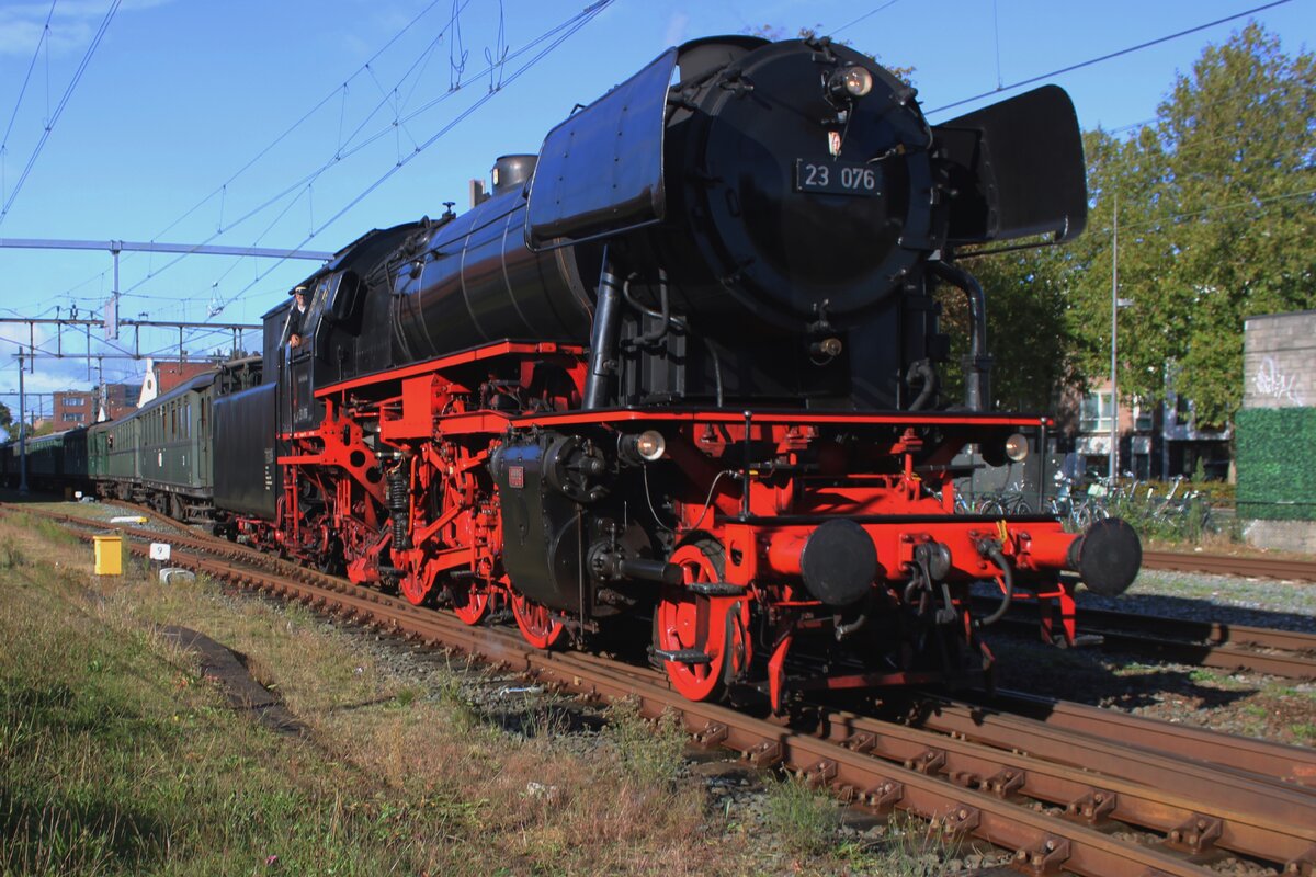 VSM's  23 076 enters Oss with a steam shuttle to Nijmegen from 's-Hertogenbosch on 28 September 2024. Hobbyist organisation Het Stoomgenootschap tries to organise each year a day of steam shuttles between their home town 's-Hertogenbosch and another city. For 2024 Nijmegen was chosen and four steam shuttles were planned for Saturday 28 September 2024. Sadly, due to several circumstances, one had to be cancelled due to suffering del;ays between 60 minutes an two hours!
The first steam shuttle from 's-Hertogenbosch was planned to run thourgh Oss toward Nijmegen, but was literally sidelined instead, adding to the delay, but giving photographers at Oss some more opportunities to take pictures. Here, VSM's  23 076 enters Oss with the first steam shuttle of the day to get sidelined in order to let the massively delayed normal trains continue their journeys.