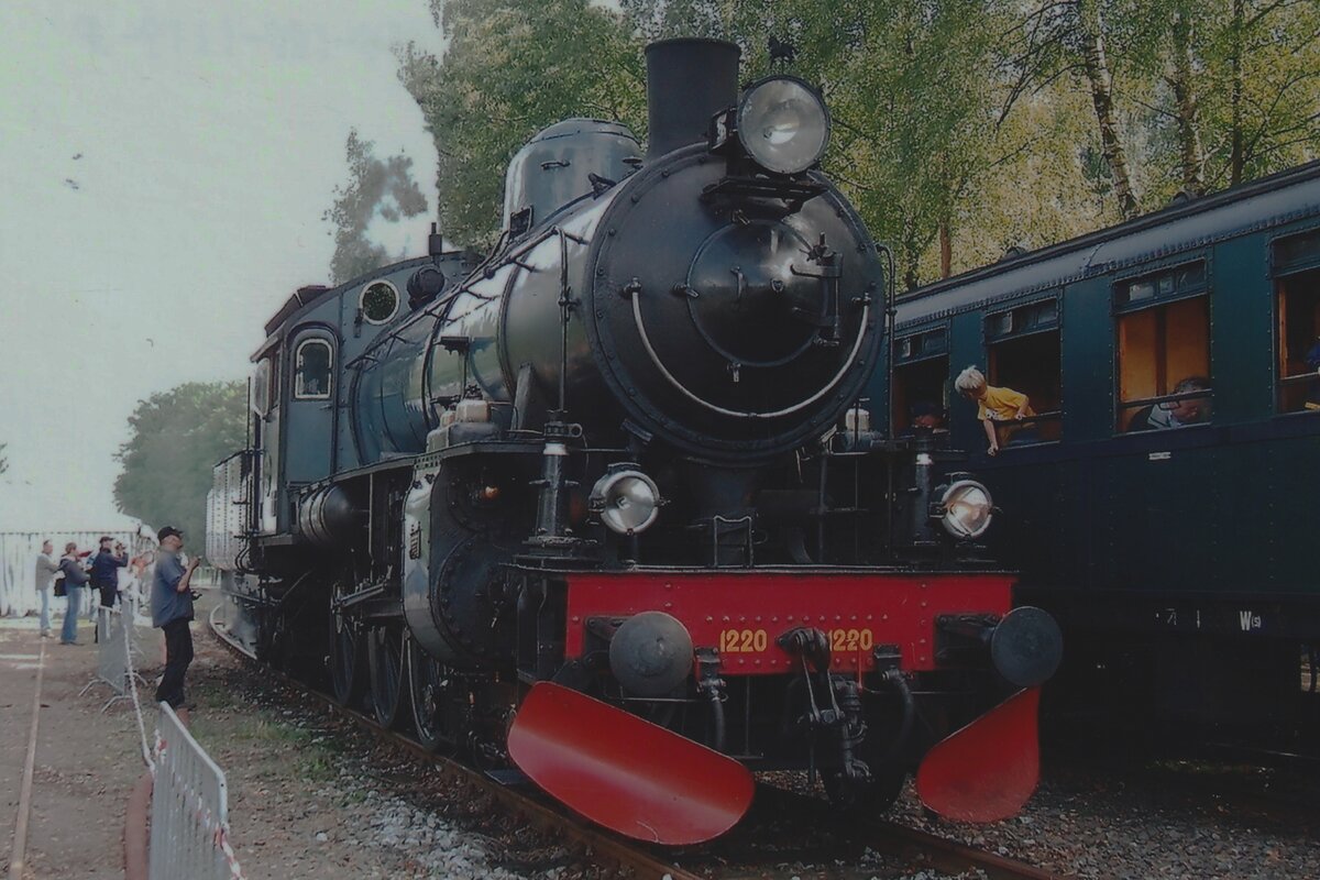 ZLSM 1220 was guest at the VSM in Loenen on 4 September 2009. Sadly, this ex-SJ Class B steam loco is no longer in operational condition.