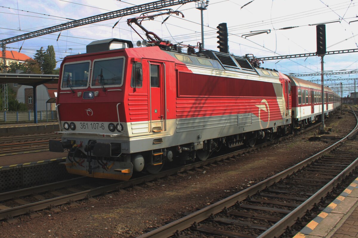 ZSSK 361 107 enters Bratislava hl.st. on 19 September 2023 -though Class 361 are intercity locos, she enters Bratislava's  main station with an Osobni (stopping train) from Galanta as a fill-in duty.