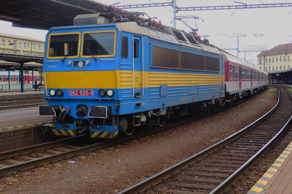 ZSSK 362 020 has received retro-colours and calls at Bratislava hl.st. on 27 August 2021. 