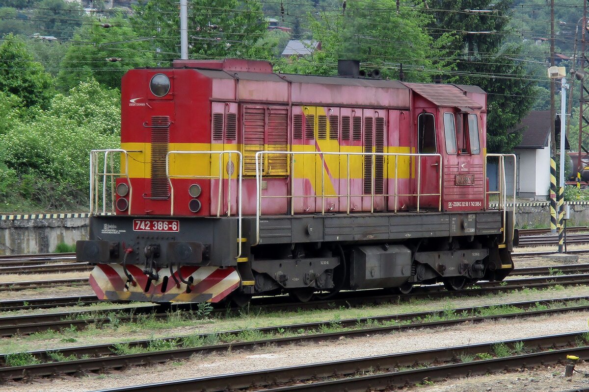 ZSSK 'Kocour' 742 386 runs round at Zilina on 15 May 2018. Due to massive reconstructions and the building of a high way, this site has changed beyond recognition.