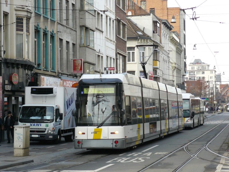 levering jeans Omtrek De Lijn tram 7240 SachsenTram MGT6-1 build in the year 2004.  Gemeentestraat, Antwerpen 31-10-2014. - Rail-pictures.com
