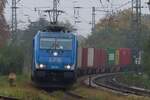 LTE 186 941 is about to pass through Emmerich on 23 October 2024 with a diverted Mannheim/Wörth intermodal shuttle train.