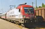 ÖBB 1016 047 in 'Wiener Städtische Versicherung' advertisement reassures the photographer in Rosenheim on 30 May 2006.