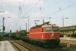 On 2 June 2003 BB 1044 093 passes through Passau Hbf.