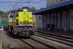 From the platform with a bit of zooming and under a tricky angle: mixed freight hauled by 7806 passes through Lier, near Antwerpen on 22 May 2019.