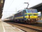 Frog's perspective of 2131 with IC to Oostende waiting at Kortrijk Centraal on 26 September 2009.