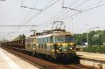 On 22 April 2006 NMBS 2319 with Reeks 26 and iron ore train passed through Antwerpen Luchtbal.