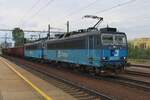 Two locos, four wagons -ideal for the modellingain: on 8 May 2024 CD cargo 363 512 hauls a sister and four wagons out of Praha-Liben toward Kolin.