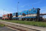 KDS Cmeliak 770 541 oozes at Kolín on 8 May 2024 and gets photographed from the adjacent parking lot.