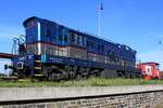 KDS Cmeliak 770 541 oozes at Kolín on 8 May 2024 and gets photographed from the adjacent parking lot.