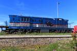 KDS Cmeliak 770 541 oozes at Kolín on 8 May 2024 and gets photographed from the adjacent parking lot.