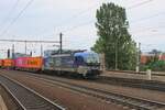 Murky conditions accompanied metrans 383 425 hauling an intermodal train through Praha-Liben on 8 May 2024.