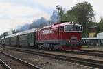 On 10 May 2024, at 15;00 exactly, T478 3300 hauls a special train out of Luzna u Rakovnika toward Prague, bringing back ghost of the Communist Era wsith the call on the shield to celebrate 1 May