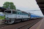 Glasses in older colours: 754 031 calls at Praha-Liben on a grey 8 May 2024.