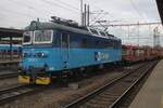 CD Cargo 130 022 hauls a rake of empty car carriers through Kolín on a rainy 26 September 2025.