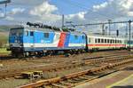 Quick reaction made this photo of 371 001, leaving Decin hl.n. possible on 6 April 2017: she had brought the photographer just four minutes earlier in Decin.