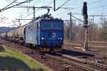 On 8 April 2018 CD 372 008 hauls a tank train through Pirna. 