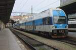 CD 471 067 stands in Praha-Masarykovo on 26 September 2025. Both the CD colours on EMUs class 471 (due to be replaced with the two tone grey and red pid corporate identity of Prague's transport system) and the station's atmosphere (massive rebuild and modernisation) will be gone quite son.