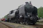 Frog's perspective on 464.102 with extra train at Luzna u Rakovnika on 13 May 20121.