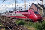 On 8 June 2019 Thalys 4344 crawls her way through the vegetations at Köln HBf.